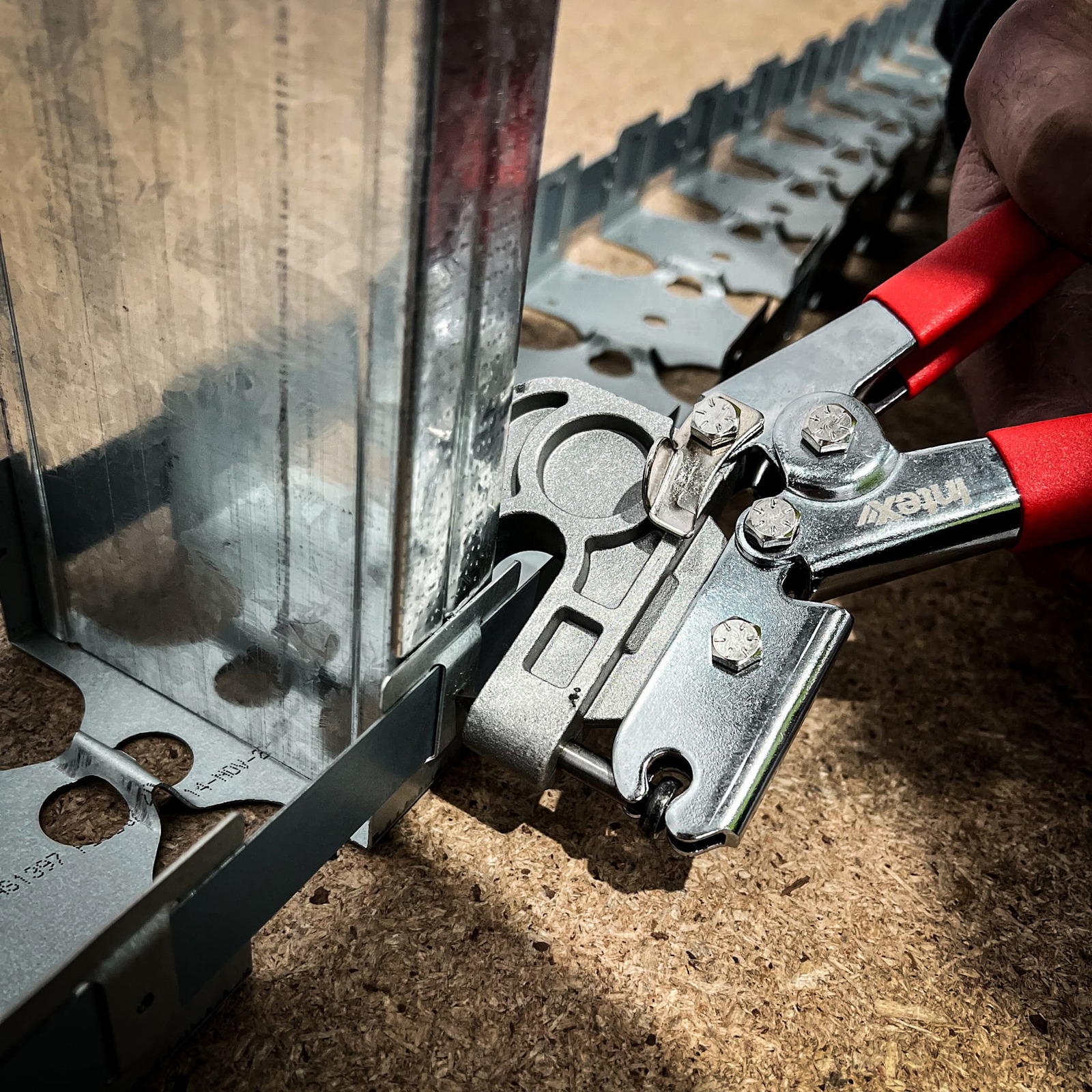 Metal stud wall crimping tool online